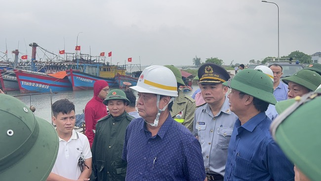 Bộ trưởng Lê Minh Hoan kiểm tra công tác phòng chống siêu bão Noru tại vùng biển TT-Huế  - Ảnh 2.