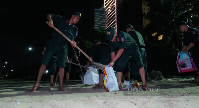 Chạy đua với bão số 4, Công an Đà Nẵng không kể ngày đêm giúp dân gia cố nhà cửa, di dời tài sản... - Ảnh 4.