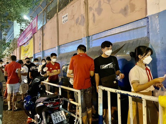 Khán giả đội mưa đến sân xem Quang Hải thi đấu - Ảnh 3.
