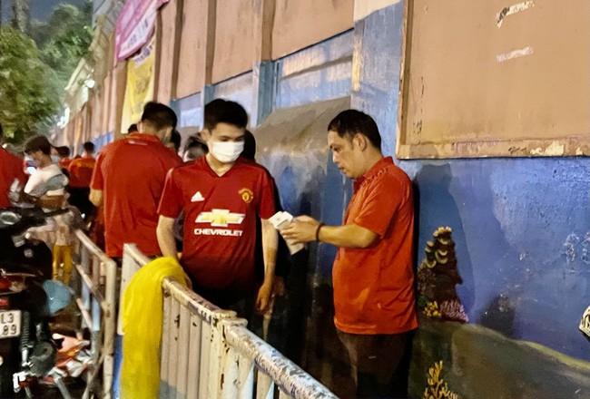 Khán giả đội mưa đến sân xem Quang Hải thi đấu - Ảnh 4.