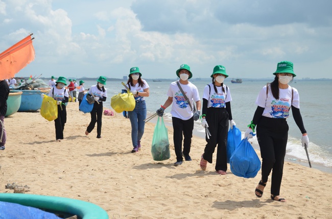 C.P. Việt Nam tham gia chiến dịch làm sạch bãi biển, góp phần giảm thiểu rác thải đại dương - Ảnh 2.