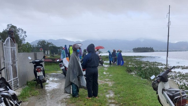 Nghệ An: Hai người gặp nạn khi chèo thuyền đi đánh cá trong mưa lũ  - Ảnh 1.