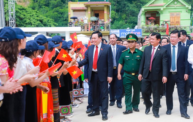 Chủ tịch Quốc hội đánh trống khai giảng năm học mới tại trường vùng cao Nghệ An - Ảnh 1.