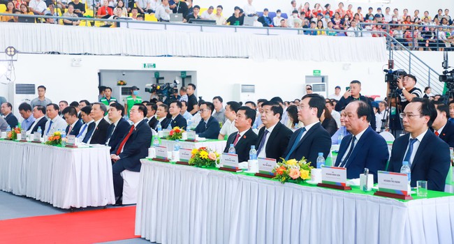 Chủ tịch Quốc hội đánh trống khai giảng năm học mới tại trường vùng cao Nghệ An - Ảnh 2.