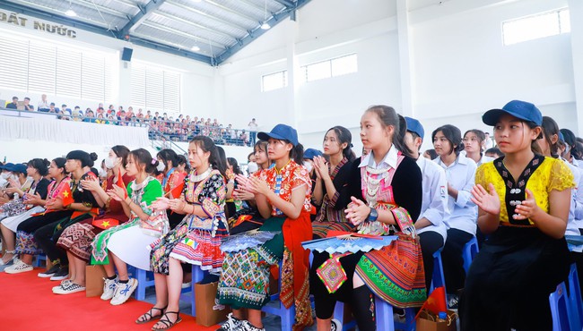 Chủ tịch Quốc hội đánh trống khai giảng năm học mới tại trường vùng cao Nghệ An - Ảnh 6.