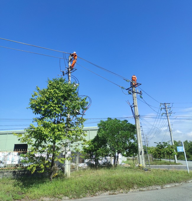 Điện lực Thừa Thiên Huế đảm bảo cấp điện an toàn, ổn định cho Khu công nghiệp Phú Bài - Ảnh 3.