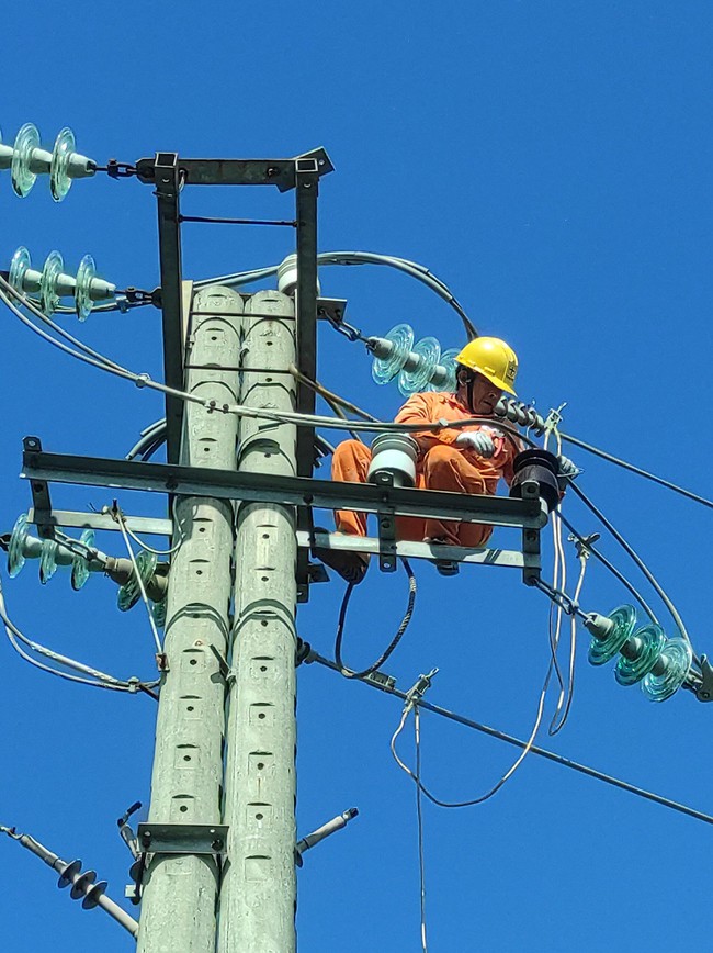 Điện lực Thừa Thiên Huế đảm bảo cấp điện an toàn, ổn định cho Khu công nghiệp Phú Bài - Ảnh 4.