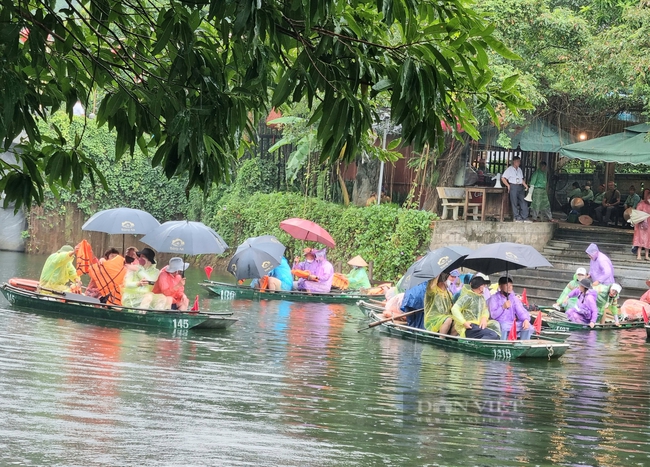 Du lịch Ninh Bình: Doanh thu ước đạt hơn 1.952 tỉ đồng - Ảnh 1.