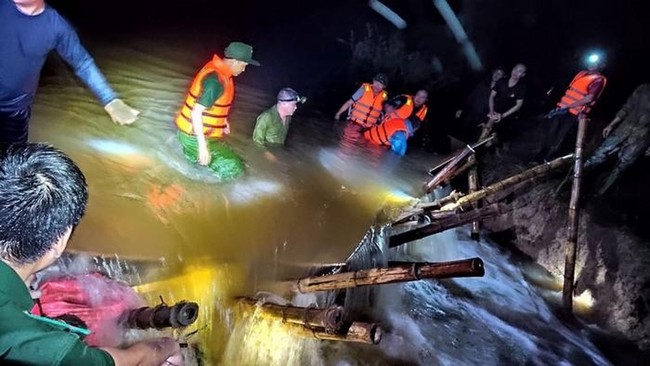 Nghệ An: 10 tiếng đồng hồ bộ đội, công an cứu vỡ đê kênh thấp Hưng Nguyên - Ảnh 2.