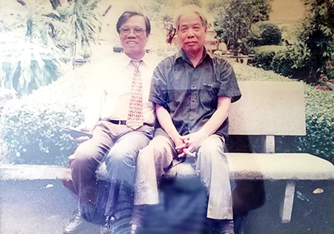 Ông Hồ Minh Phương (trái) - nguyên Chủ tịch UBND tỉnh Bình Dương chụp ảnh lưu niệm cùng cố Tổng Bí thư Đỗ Mười. Ảnh: Xuân Lộc