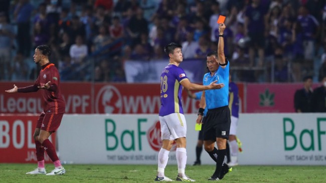 Đỗ Duy Mạnh: 3 thẻ đỏ, 3 quả penalty khiến đội nhà ôm hận - Ảnh 1.