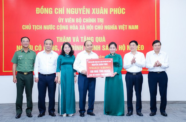 Chủ tịch nước Nguyễn Xuân Phúc trao tặng 100 nhà tình nghĩa cho hộ nghèo tại Nghệ An - Ảnh 4.
