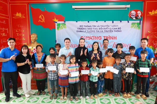 Dự án &quot;Phát triển Báo chí Việt Nam&quot; tổ chức hoạt động tập huấn và tặng quà cho trẻ em khó khan tại Lai Châu - Ảnh 11.