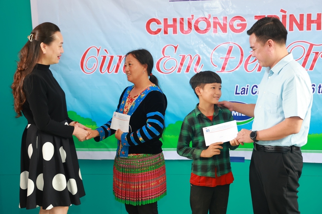 Dự án &quot;Phát triển Báo chí Việt Nam&quot; tổ chức hoạt động tập huấn và tặng quà cho trẻ em khó khan tại Lai Châu - Ảnh 10.