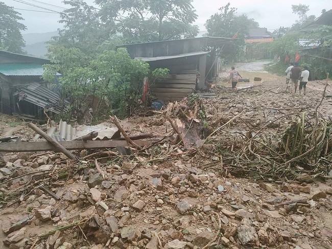 Mưa lớn tàn phá bản làng miền núi xứ Nghệ, nhiều nhà dân bị sập - Ảnh 1.