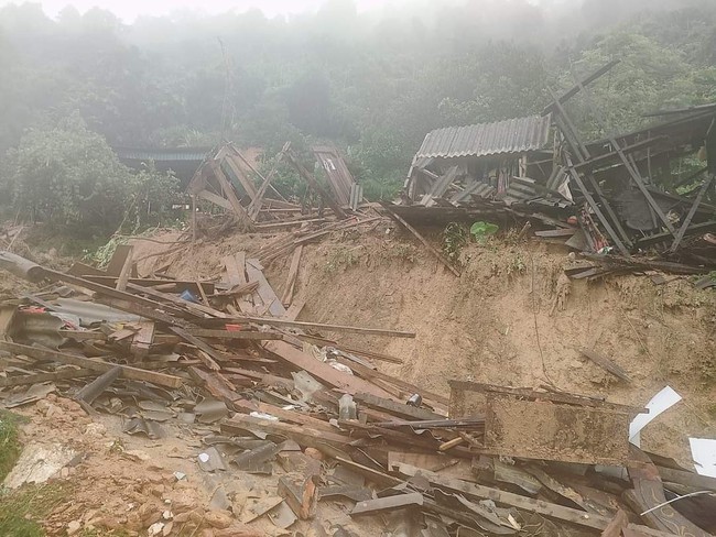 Mưa lớn tàn phá bản làng miền núi xứ Nghệ, nhiều nhà dân bị sập - Ảnh 3.
