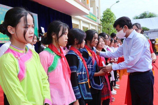 Bí thư Tỉnh ủy Lào Cai dự khai giảng tại Bát Xát - Ảnh 4.