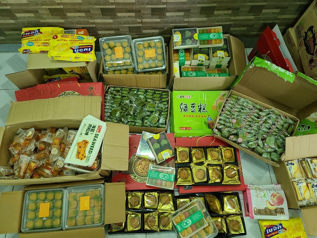 Phát hiện hàng ngàn chiếc bánh trung thu, kẹo lậu tại Đà Nẵng - Ảnh 2.