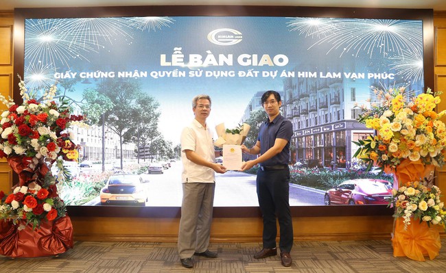 Him Lam Land bàn giao sổ đỏ cho cư dân Him Lam Vạn Phúc - Ảnh 1.