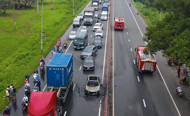 Đồng Nai: Bà hỏa thiêu cháy xe ô tô 7 chỗ đang đi trên QL1A - Ảnh 2.