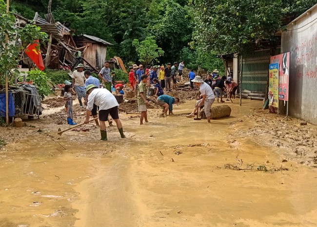 Xã miền núi xứ Nghệ di dời khẩn cấp hàng chục hộ dân vì mưa lũ, sạt lở - Ảnh 6.