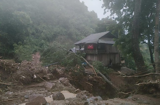 Xã miền núi xứ Nghệ di dời khẩn cấp hàng chục hộ dân vì mưa lũ, sạt lở - Ảnh 1.