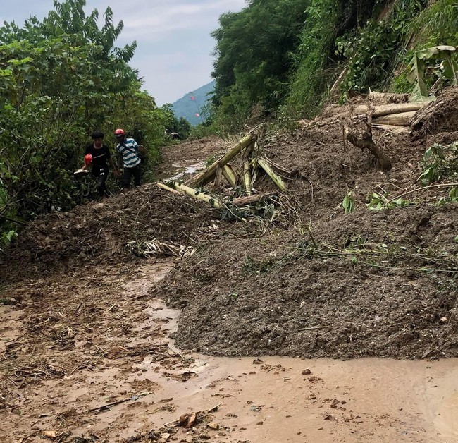 Xã miền núi xứ Nghệ di dời khẩn cấp hàng chục hộ dân vì mưa lũ, sạt lở - Ảnh 4.