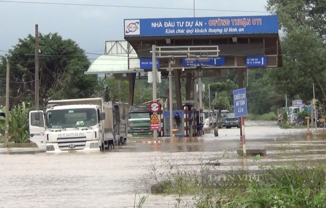 Đồng Nai: Lũ về dâng cao 1 - 1,2m khiến người dân khổ sở, học sinh phải nghỉ học - Ảnh 1.