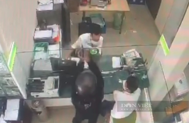 Vụ cướp ngân hàng Vietcombank: Đối tượng bịt mặt đã bắn chỉ thiên, đe dọa nhân viên rồi cướp hơn nửa tỷ - Ảnh 1.
