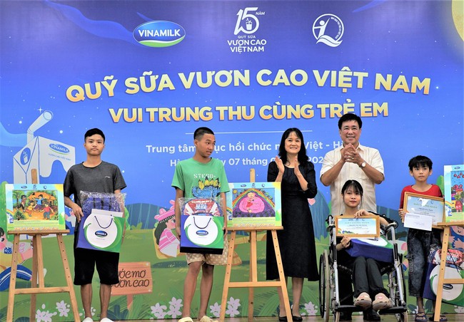Thêm một mùa trung thu ấm áp trong hành trình 15 năm của Quỹ sữa Vươn cao Việt Nam - Ảnh 6.