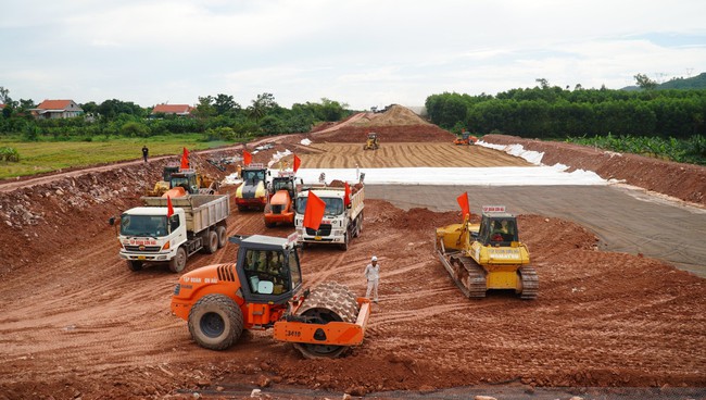 Yêu cầu nhà thầu cao tốc Cam Lộ- La Sơn chịu trách nhiệm trước dân và Chính phủ về chất lượng, tiến độ - Ảnh 3.