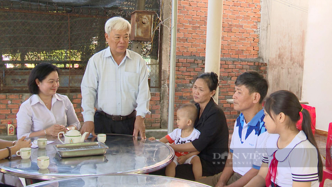 Lãnh đạo Huyện ủy huyện Phú Giáo thăm hỏi và động viên học sinh nghèo vượt khó trên địa bàn huyện trong chương trình Tết nhân án Xuân Quỹ Mão 2033. Ảnh: Trần Khánh