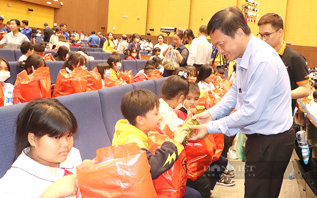 Ông Nguyễn Văn Lộc - Chủ tịch Ủy ban MTTQ Việt Nam tỉnh trao quà Tết cho trẻ em tại Chương trình Xuân với trẻ em khó khăn năm 2023. Ảnh: T.L