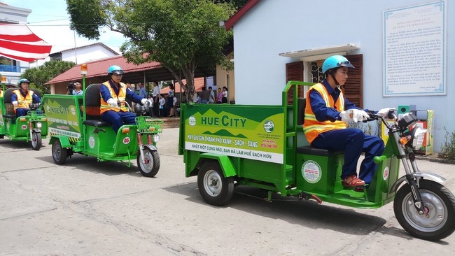 UNDP tài trợ dự án thay thế phương tiện thu gom rác thủ công bằng xe điện tại Huế - Ảnh 1.