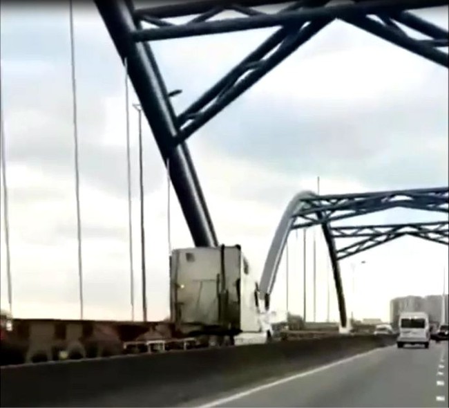 TP.HCM: Tài xế container lái xe chạy ngược chiều trên cầu Phú Hữu trình bày gì? - Ảnh 2.