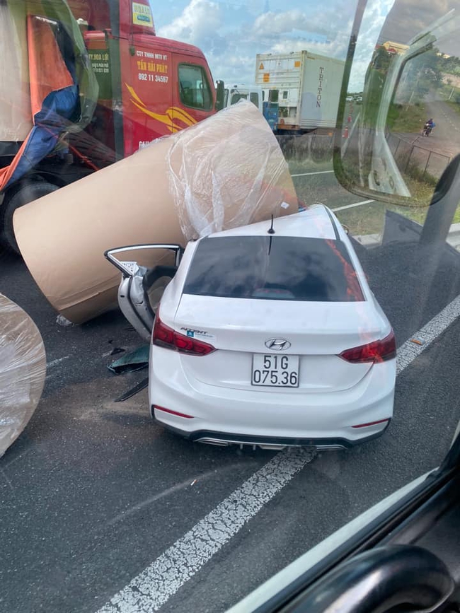 Cao tốc Trung Lương-TPHCM: Xe đầu kéo rơi cuộn giấy đè lên du lịch 3 người bị thương nguy kịch - Ảnh 2.