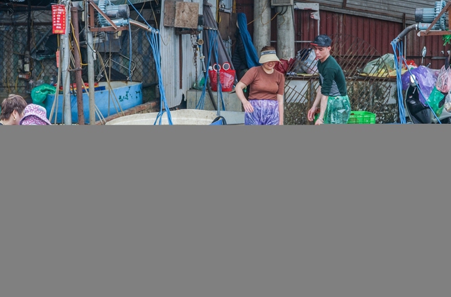 Chợ cá Yên Sở ở Hà Nội tấp nập gần ngày cúng ông Công ông Táo - Ảnh 1.