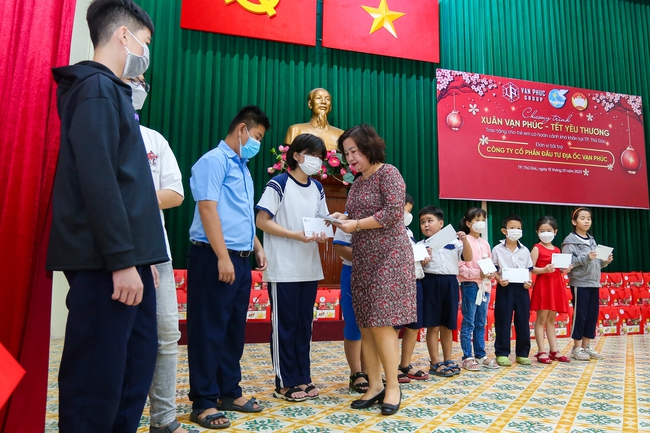Van Phuc Group tặng quà Tết cho 300 trẻ em nghèo tại TP.Thủ Đức - Ảnh 3.