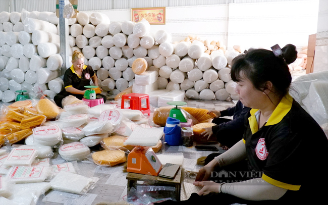 Sản xuất bánh tráng ở cơ sở bánh tráng Linh Tâm (xã Chà Là, huyện Dương Minh Châu). Ảnh: Trần Khánh