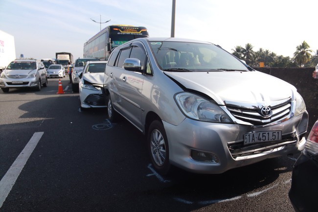 6 ô tô va chạm “dính chùm” trên cao tốc TP.HCM - Trung Lương - Ảnh 2.