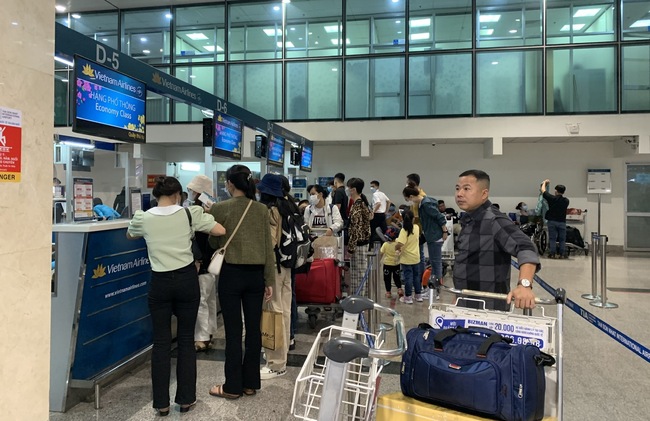 Cao điểm hè, tỷ lệ đúng giờ nhiều hãng hàng không tại sân bay Tân Sơn Nhất còn hạn chế - Ảnh 1.