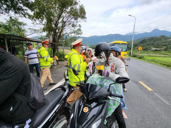 Da Nang Traffic Police contribute money to give gifts to people riding motorbikes to their hometown to celebrate Tet - Photo 3.