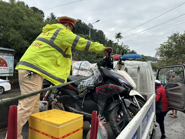 Da Nang traffic police donate money to give gifts to people riding motorbikes to their hometown to celebrate Tet - Photo 2.