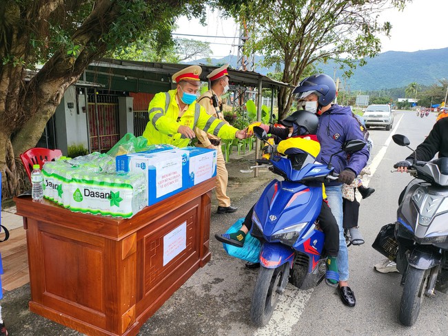 CSGT Đà Nẵng góp tiền tặng quà cho người dân đi xe máy về quê đón Tết - Ảnh 1.