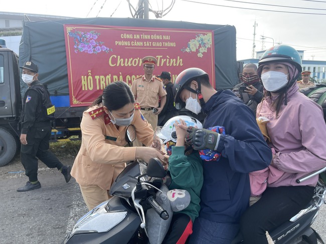 Đồng Nai: CSGT xuống đường tặng khăn, nước, nón bảo hiểm cho người dân đi xe máy về quê ăn tết - Ảnh 2.