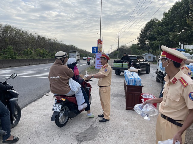 Đồng Nai: CSGT xuống đường tặng khăn, nước, nón bảo hiểm cho người dân đi xe máy về quê ăn tết - Ảnh 4.