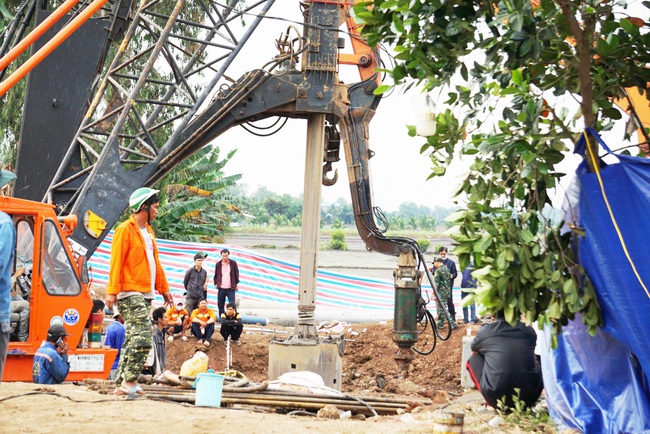 Thủ tướng Phạm Minh Chính chỉ đạo nhiều đơn vị vào cuộc cứu bé trai 10 tuổi lọt vào trụ bê tông sâu 35m - Ảnh 2.