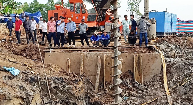 Thủ tướng Phạm Minh Chính chỉ đạo nhiều đơn vị vào cuộc cứu bé trai 10 tuổi lọt vào trụ bê tông sâu 35m - Ảnh 1.