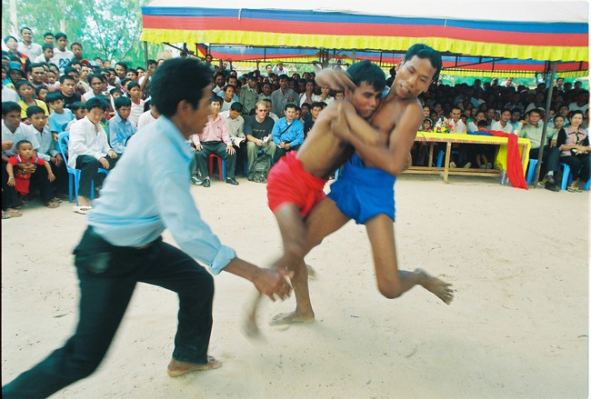 Sốc: Campuchia loại Muay Thái khỏi SEA Games 32, thay bằng “võ vườn” Kun Khmer  - Ảnh 2.