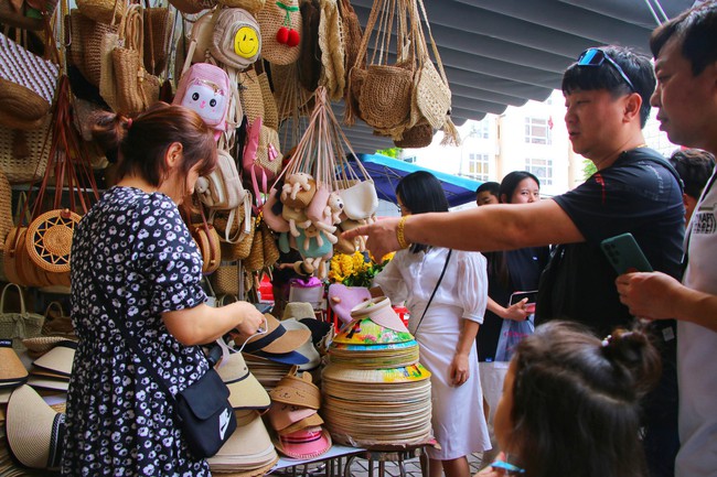 30 Tết, chợ du lịch lớn nhất Đà Nẵng chật kín du khách  - Ảnh 5.